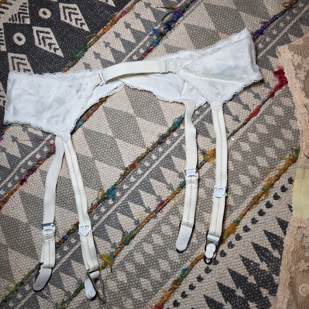 Lace Garter Belt Set in White and Beige - Picture 5 of 7